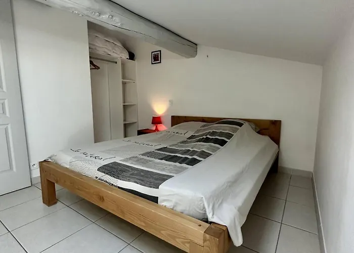 Clos De La Noria 아파트